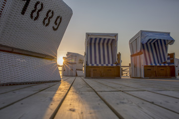 Strandkörbe im Gegenlicht der Sonne am Strand von Sankt Peter-Ording