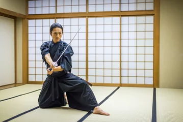 Abwaschbare Fototapete Kampfkunst Samurai training in a traditional dojo in Tokyo