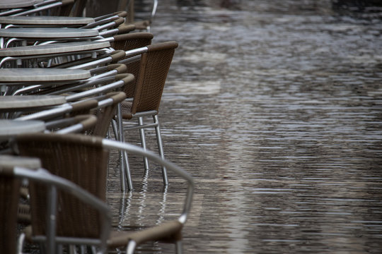 Terraza inundada por acqua alta en plaza San Marco Venecia