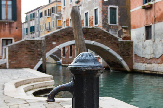 Detalle de fuente en un canal de Venecia