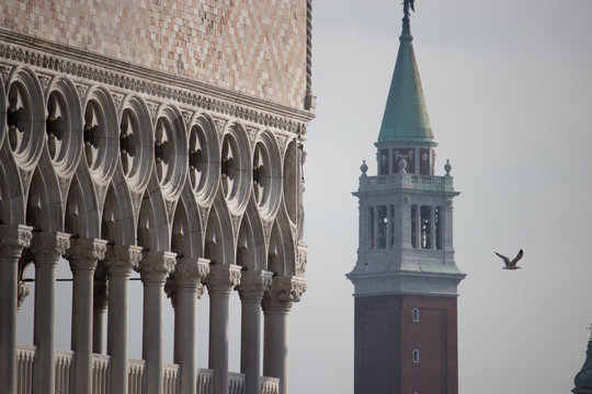 Palacio Ducal y campanile en Venecia