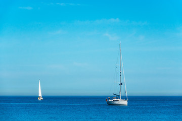 Segelboote auf der Ostsee vor Warnemünde.