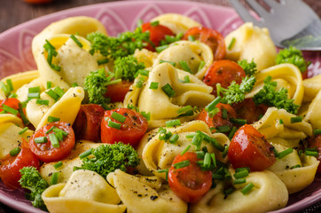 Filled tortellini with herbs, tomatoes