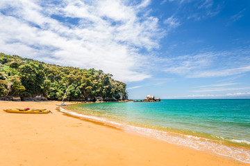Fototapeta premium Abel Tasman National Park, New Zealand: Magical sandy beach with turquoise blue water on beautiful sunny summer day, enjoy breathtaking landscape by exploring the Splitt Apple ocean coast by kayaking