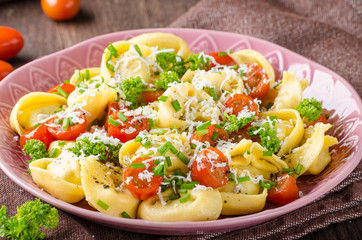 Filled tortellini with herbs, tomatoes
