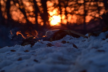 Un beau deu de camp sur neige devant le couché de soleil, rien de mieux pour préparer le diner
