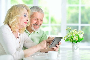 Obraz premium senior couple using tablet