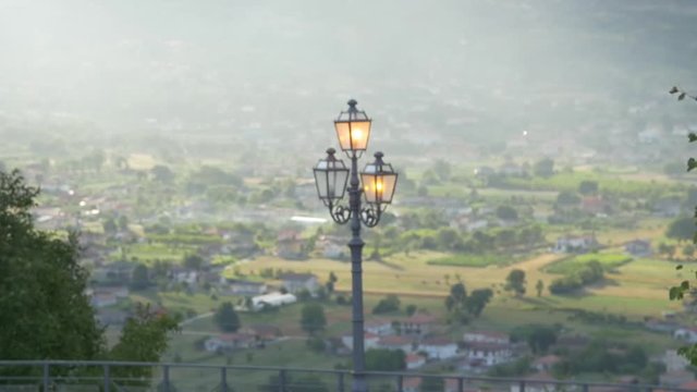 Paesaggio rurale con lampione