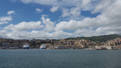 Fototapeta na wymiar porto di Genova