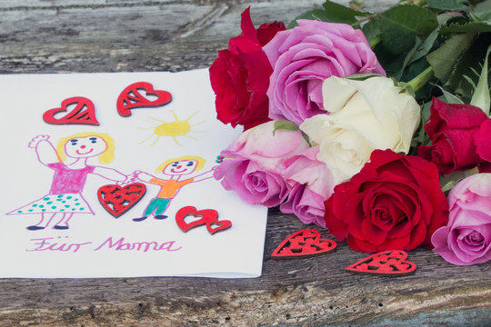 Selbstgemaltes Bild für Mama zum Muttertag mit Rosen und Herzen
