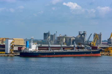 Papier Peint photo autocollant Porte Bulk carrier vessel in port.