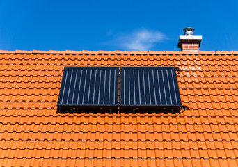 Solarthermie Anlage auf einem roten Dach mit Dachziegeln