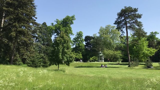 Pelouse du parc de Bagatelle à Paris	