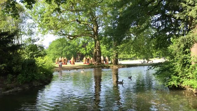 Lac du parc de Bagatelle &agrave; Paris