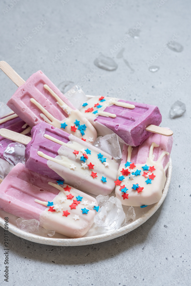 Wall mural Yogurt popsicles topped with white chocolate and american stars sprinkles