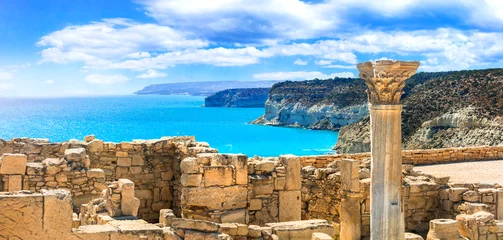Keuken foto achterwand Cyprus Oude tempels en turquoise zee van het eiland Cyprus