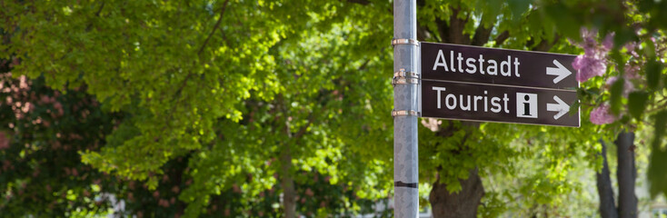 Service für Touristen: Hinweisschild für Tourist Info