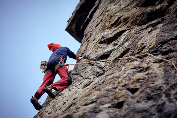 Alpinista su roccia