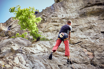 Obraz premium Alpinista arrampica 