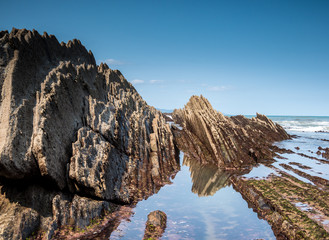 Fototapeta premium Spanien - Baskenland - Zumaia - Itzurun Flysch