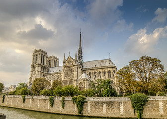 Fototapeta na wymiar Vista de la catedral de Notre Dame de Paris en Francia 