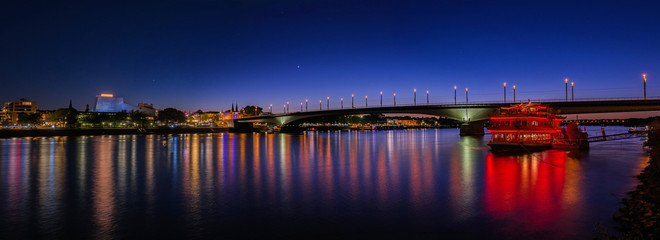 Bonn - Kennedybrücke zur Blauen Stunde; Deutschland