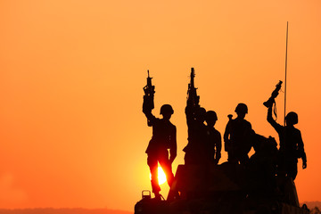 Fototapeta premium Soldiers silhouettes against a sunset. The winner concept.