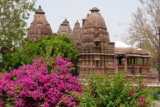 C&eacute;notaphes royaux et massif de bougainvilliers, jardins de Mandore, Jodhpur, Rajasthan, Inde