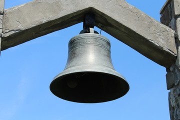 Obraz premium a close view of a church bell, with a portion of the supporting structure