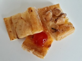 Trocitos de hojaldre con frutas.. postres