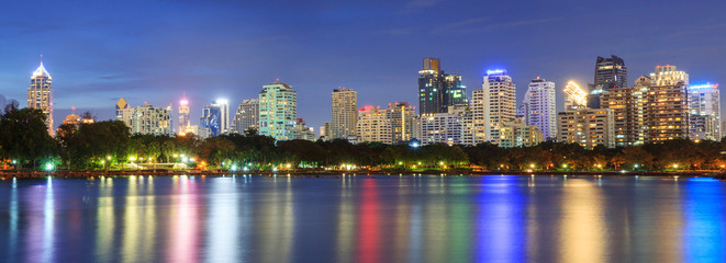 Naklejka premium Panorama lake view in the city with reflections on the water / lake view park in twilight time
