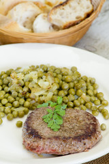 steak haché et petits pois