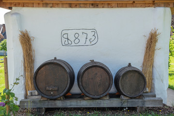 Alte Weinfässer vorm historischen Keller