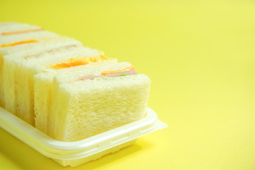 Sandwich　　サンドウィッチ　黄色背景