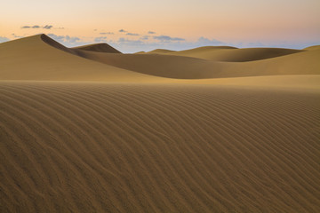 Obraz na płótnie Canvas Rippled and smooth sand of dunes of Maspalomas in Gran Canaria.