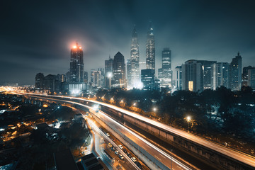 Obraz premium Miasto Kuala Lumpur nocą, Malezja