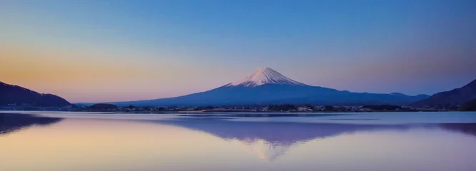 Photo sur Plexiglas Mont Fuji Panorama Reflet de la montagne Fuji avec des sommets enneigés le matin Lever du soleil au lac Kawaguchiko, Yamanashi, Japon. point de repère et populaire pour les attractions touristiques