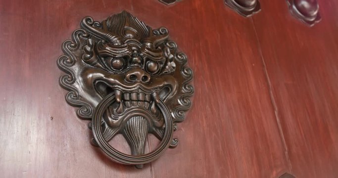 Traditional Chinese temple lion statue lion wooden door lock