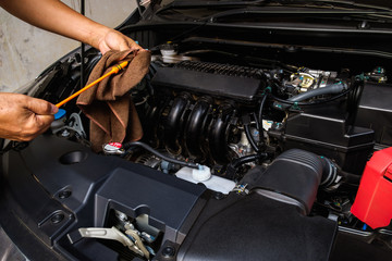 Plakat Professional check engine oil details and cleaning before traveling