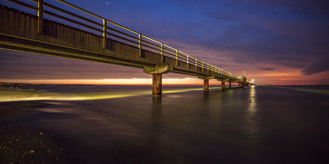 seebrücke bei nacht