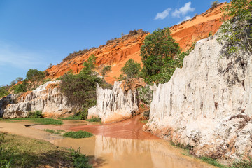 Wünderschöne rote Sanddüne und Sandformation in unterschidlichen Farben.