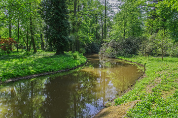 Fototapeta na wymiar Rzeka wiosną w parku.