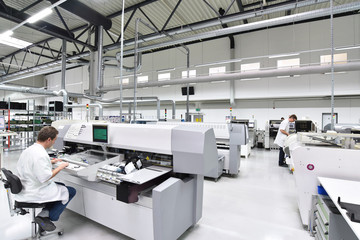 Fertigung von Elektronik - Bauteilen in einer modernen industriellen Fabrik // Manufacturing of...