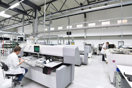 Fertigung von Elektronik - Bauteilen in einer modernen industriellen Fabrik // Manufacturing of electronic components in a modern industrial factory