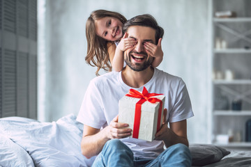 Dad with daughter at home - obrazy, fototapety, plakaty