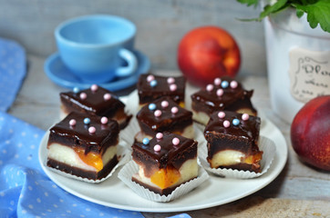 Cake with peaches and chocolate glaze