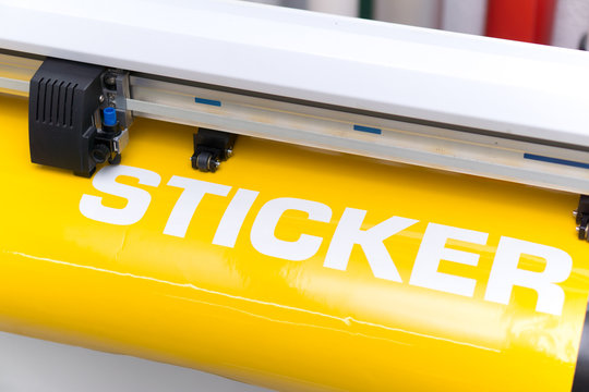 Schneideplotter schneidet Werbung