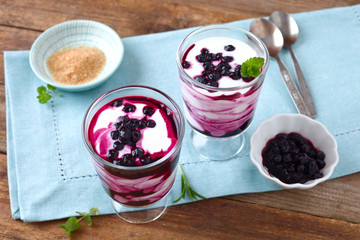 Joghurt- Dessert mit Blaubeeren