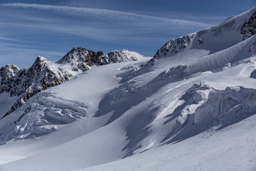 Fototapeta na wymiar Gletscher im Winter unter blauem Himmel in Tirol