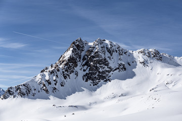 Verschneite Berglandschaft im Winter unter blauem Himmel